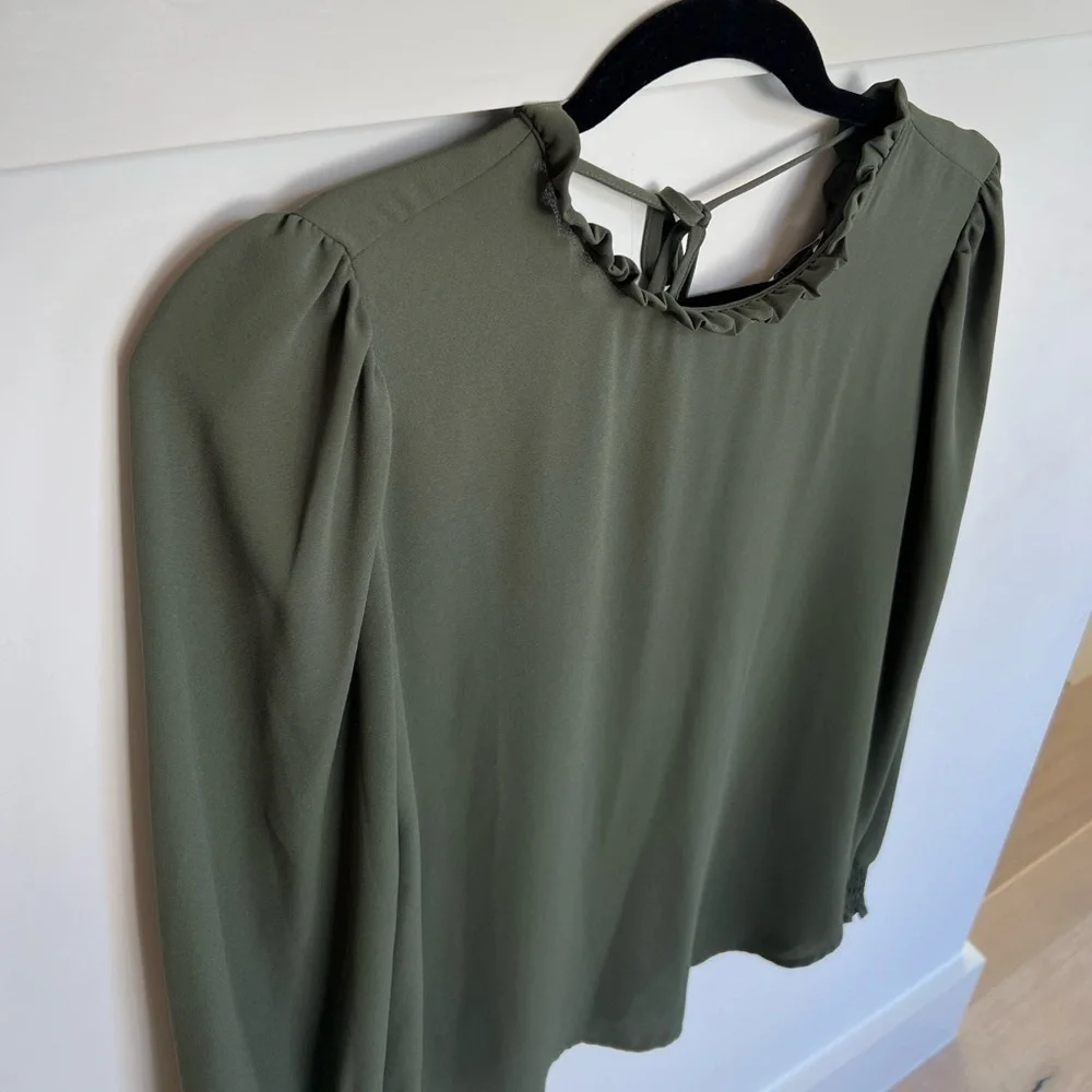 LOFT Ruffle-Neck Blouse in Olive Green with Tie Back and Smoked Sleeve Size S - Picture 5 of 16
